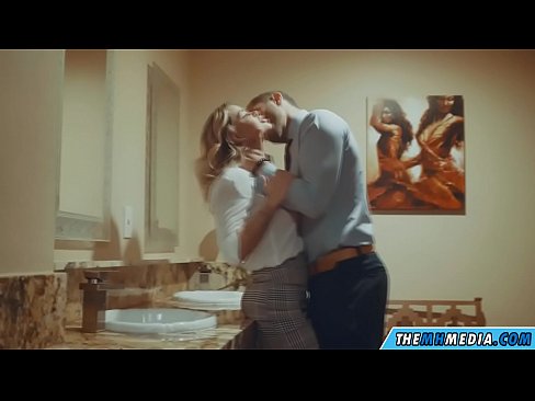 ❤️ כשבלונדינית חזה מפתה אותך בשירותים ציבוריים ❤️ סרטון פורנו אצלנו